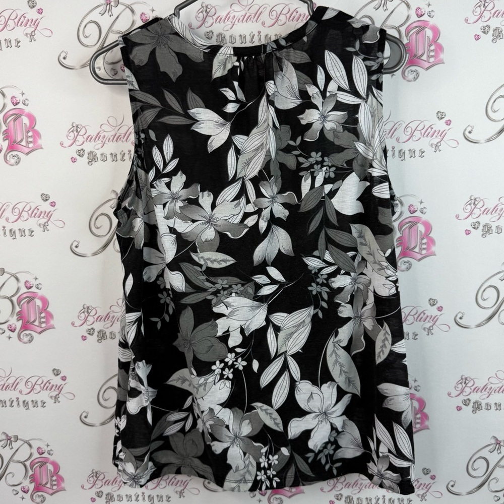 French twist tank top floral keyhole flowers Monochrome Floral Sleeveless Blouse - Picture 2 of 11